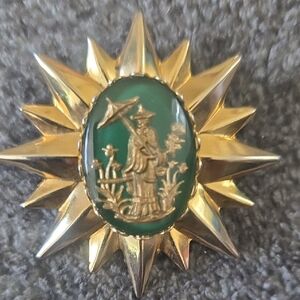 Gold Starburst Brooch with Green Cameo Detail